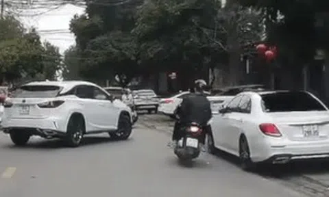 Xe máy quyết tạt đầu Lexus đang leo vỉa hè, sượt qua trong gang tấcicon