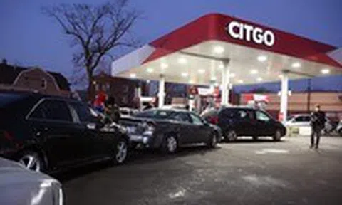 Tỷ phú hào phóng tặng dân xăng miễn phí, trị giá 1 triệu USDicon