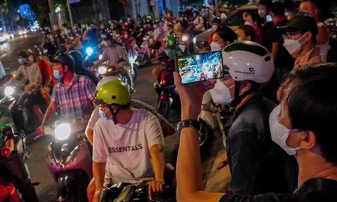 Đám đông vây quanh nhà bà Nguyễn Phương Hằng xuyên đêm