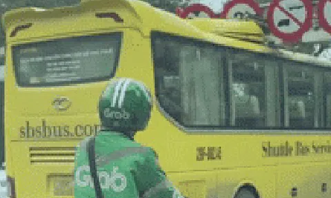 Hà Nội: Xe buýt phi thẳng lên cầu vượt Chùa Bộc - Thái Hà, mắc kẹt tại khung hạn chế gây ách tắc