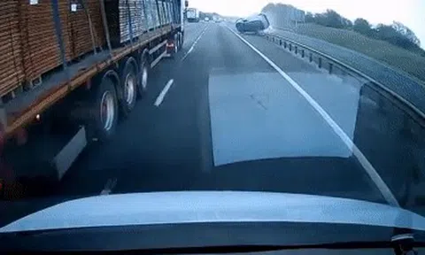 Sau ca đêm, tài xế ngủ gật, xe lộn nhào như trong phim hành độngicon