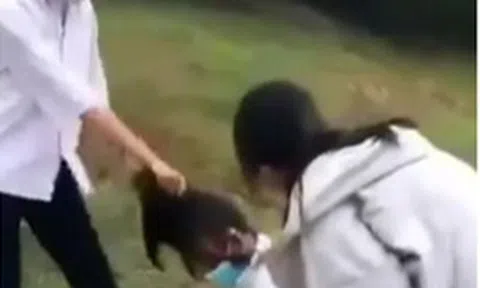 Hai học sinh lớp 8 đánh tới tấp một nữ sinh lớp 7