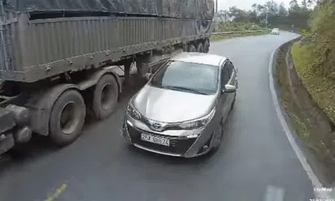 Tài xế nhận nhiều 'gạch đá' nhất hôm nay vì vượt ẩu tại khúc cua gắticon