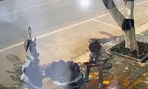 Ô tô mất lái lao lên vỉa hè, cô gái thoát chết trong gang tấcicon