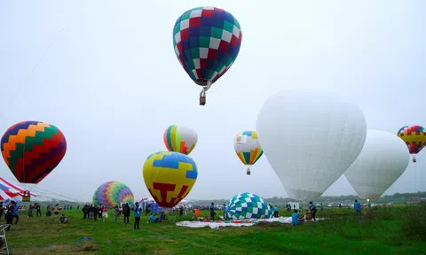 Khinh khí cầu khổng lồ lần đầu xuất hiện, người dân ngắm nhìn Hà Nội từ trên cao
