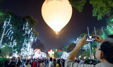 Chùm ảnh HOT: Đại hội khinh khí cầu ngay giữa Hà Nội, lâu lắm rồi phố đi bộ Hồ Gươm mới đông đến thế!