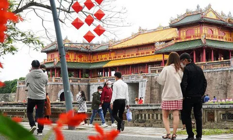 Du khách bất ngờ nhận thông báo miễn vé tham quan khu Di sản Huế ngày 26/3