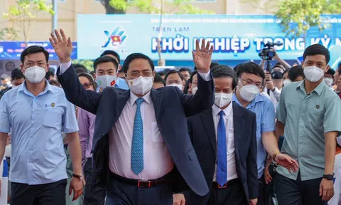 Thủ tướng Phạm Minh Chính đến ĐH Công nghệ Giao thông vận tải cơ sở Vĩnh Phúc: 'Các bạn là động lực đưa nước ta sánh vai cùng các cường quốc'