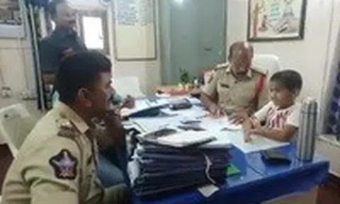 Cậu bé 6 tuổi đến đồn cảnh sát khiếu nại tắc đườngicon