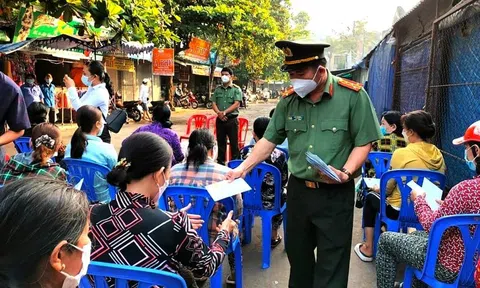 Lãnh đạo An Giang và Đại tá Đinh Văn Nơi hỗ trợ 52 tiểu thương