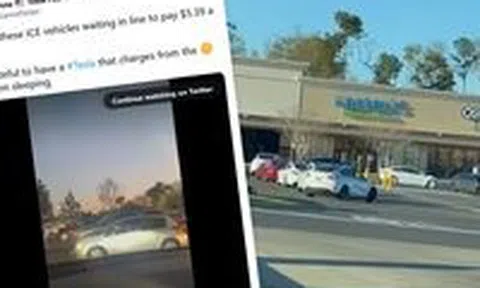 'Fan' xe điện chế nhạo dân đi xe xăng vì xếp hàng đổ nhiên liệu giá caoicon