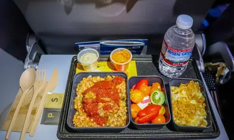 Bên trong căn bếp rộng 12.000 m2 - Nơi tạo ra hầu hết đồ ăn của các hãng hàng không