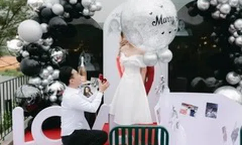 Anh Tuấn 'Phố trong làng' quỳ gối cầu hôn bạn gái kém 11 tuổi