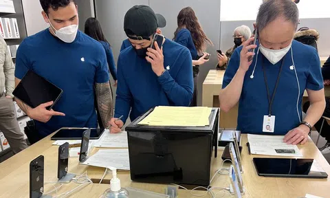Sập máy chủ, nhân viên Apple Store buộc phải chuyển sang dùng giấy bút