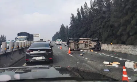 Ô tô chở Phó chủ tịch TP.HCM Lê Hòa Bình lật ngang trên cao tốc, có nạn nhân nguy kịch