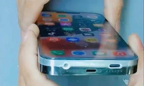 iPhone 13 Pro Max được 'độ' cổng tai nghe, 2 viên pin