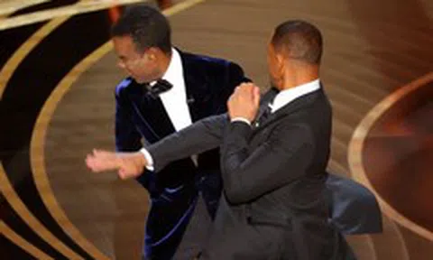 MC Chris Rock vớ bẫm sau khi bị Will Smith đấm ở Oscar