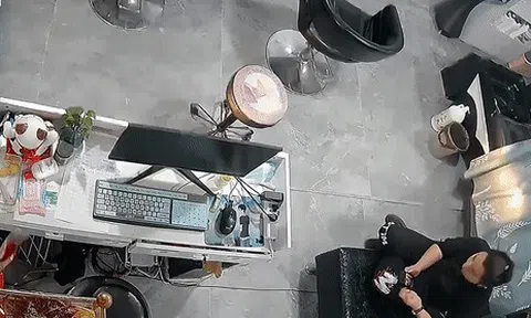 Ô tô nhầm chân ga lao vào quán làm tóc suýt tông trúng chủ quánicon