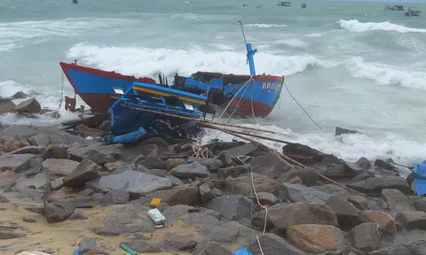 CLIP: Sóng dữ bất ngờ đánh chìm, hư hỏng hàng chục tàu thuyền của ngư dân