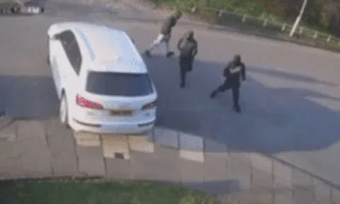 Nữ tài xế chở con nhỏ bị 3 kẻ lạ vây quanh, cầm búa đập phá kínhicon