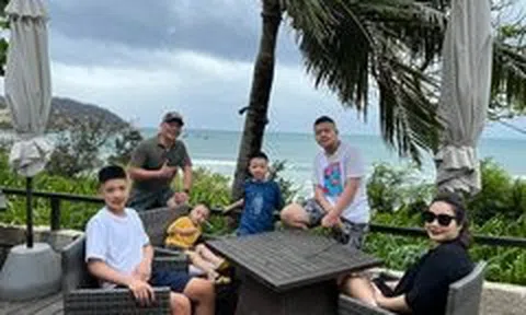 BTV Quang Minh kỷ niệm 15 năm ngày cưới bên vợ và 4 con