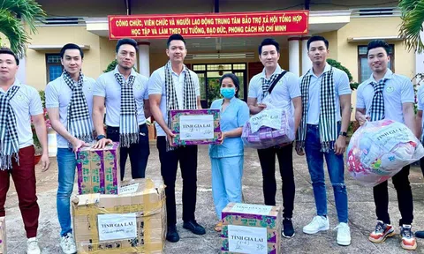 Hồ Đức Vĩnh, Nguyễn Phi Hùng trao quà cho người dân, bộ đội vùng biên giới