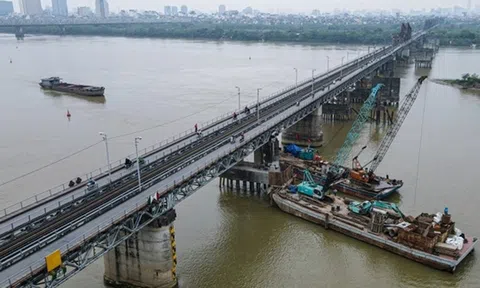 Cận cảnh thi công thay thế trụ chống va đập mới cho cầu Long Biên