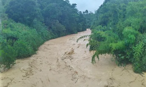 Quảng Nam: 3 công nhân gặp nạn lúc băng qua dòng nước lũ, 1 người mất tích