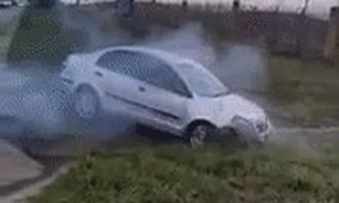 Ô tô bốc khói nghi ngút vì pha lùi 'cố đấm ăn xôi'icon