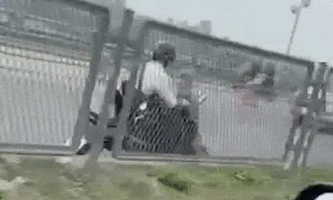 Nam thanh niên đi xe máy ngược chiều như thiêu thân trên cầu Thanh Trìicon