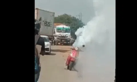 Người đàn ông bất lực nhìn xe máy điện bốc cháy ngùn ngụt trên phốicon