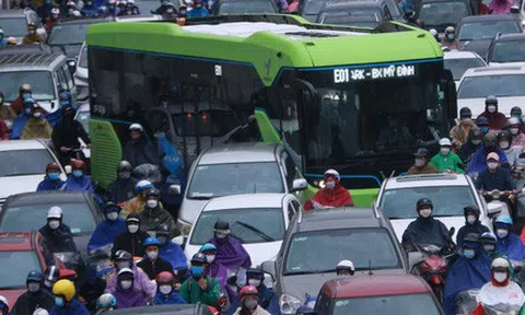 Hà Nội: Tắc đường nghiêm trọng, người dân vật vã đội mưa rét, nhích từng chút đi làm ngày cuối tuần