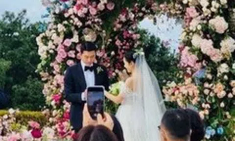 Son Ye Jin nắm tay bố khóc trong đám cưới với Hyun Bin