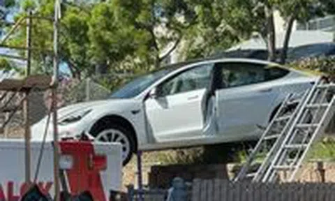 Tài xế nhầm chân ga, ô tô bay vượt rào, hạ cánh trên nóc xe cứu thươngicon