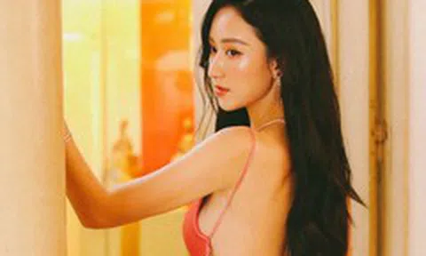 Á hậu Hà Thu nóng bỏng với váy xẻ hông táo bạo