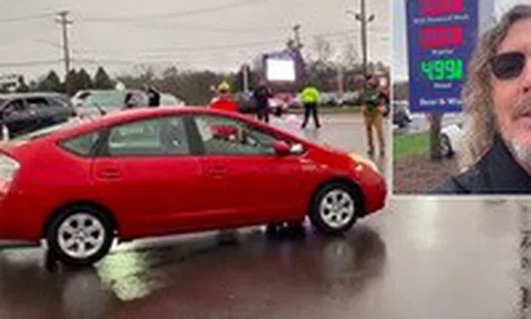 Ông chủ đại lý ô tô tặng hàng chục nghìn lít xăng, ai đến cũng được đổ đầy bìnhicon