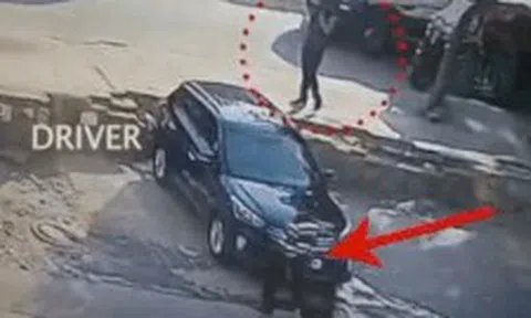 Dàn cảnh rơi tiền dụ tài xế ô tô, nhóm trộm nhanh tay mở cửa xe lấy đồicon