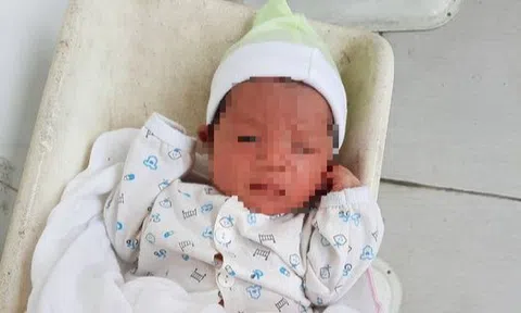 Nam công nhân phát hiện bé sơ sinh bị bỏ rơi bên đường