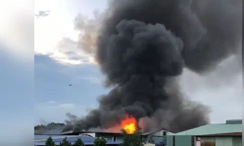 Clip: Công ty sản xuất đồ gỗ nội thất gần 4.000m2 chìm trong biển lửa kèm tiếng nổ lớn