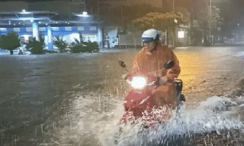 Mưa trắng trời, đường phố Đà Nẵng biến thành sông, nhiều phương tiện chết máy trong đêm