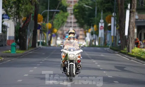 Rưng rưng hình ảnh tiễn đưa Phó Chủ tịch TPHCM Lê Hòa Bình về nơi an nghỉ cuối cùng