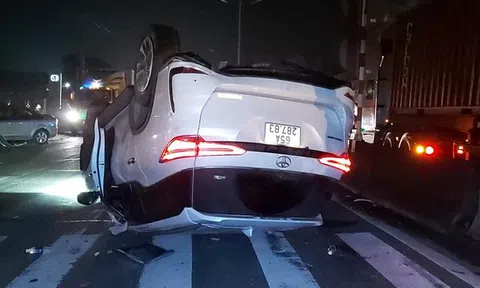 Hàng loạt ô tô đụng nhau trên đường dẫn cao tốc TPHCM - Trung Lương