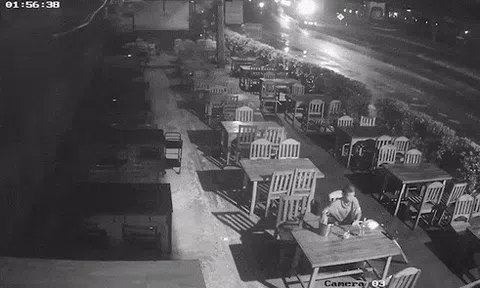 Xe bán tải lao vào nhà hàng rồi bỏ trốn để lại đống đổ náticon