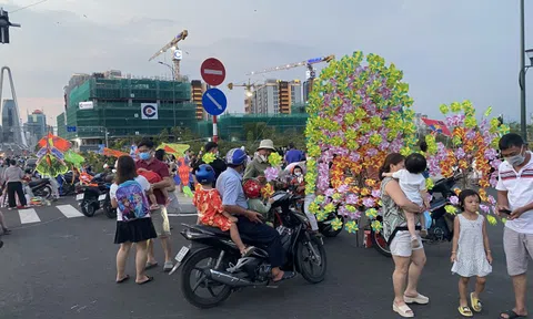 Cảnh tượng bát nháo tại khu thả diều cạnh cầu Thủ Thiêm 2
