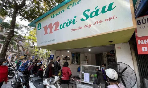 Người dân ‘rồng rắn’ xếp hàng mua bánh trôi, bánh chay ở quán chè nức tiếng Thủ đô