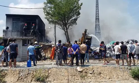 TP.HCM: Bãi chứa vải cháy khủng khiếp, cảnh sát dùng thêm nước kênh rạch để dập lửa