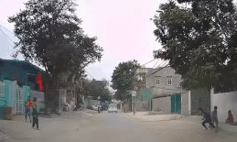 Thót tim cảnh cậu bé cố băng ngang đường trước mũi ô tôicon