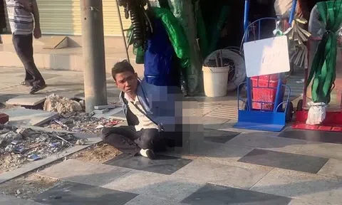 Ghen tuông, dùng dao kề cổ bạn gái khi ngồi sau xe