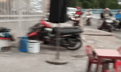 CLIP: Ô tô “điên” lao thẳng vào tiệm bánh mì, ít nhất 3 người bị thương