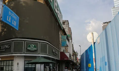 Người dân tại “đất vàng” TP.HCM vui mừng khi rào chắn công trình Metro sắp được tháo dỡ sau 8 năm